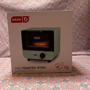 NWT Dash mini toaster oven mint green
